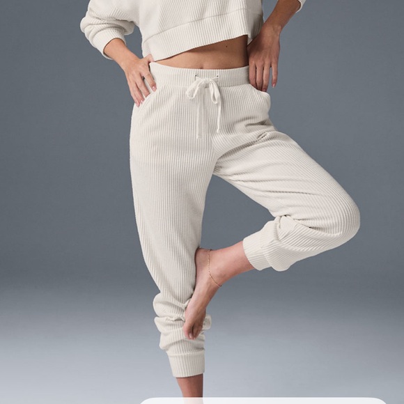 ALO Yoga Muse Ivory Sweatpants - Picture 1 of 7